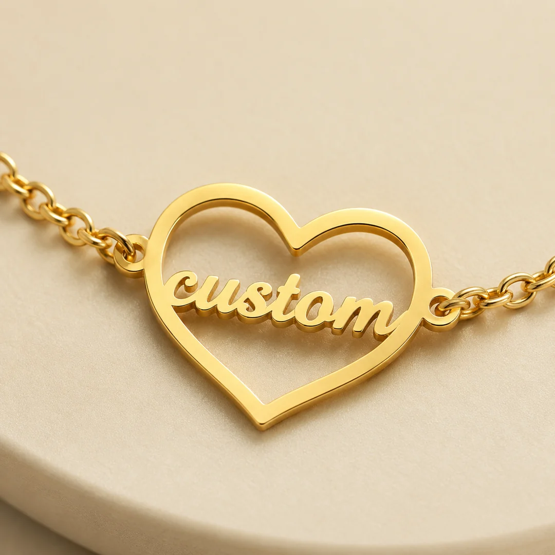 Heart Shape Name Bracelet macro close-up – personalized jewellery